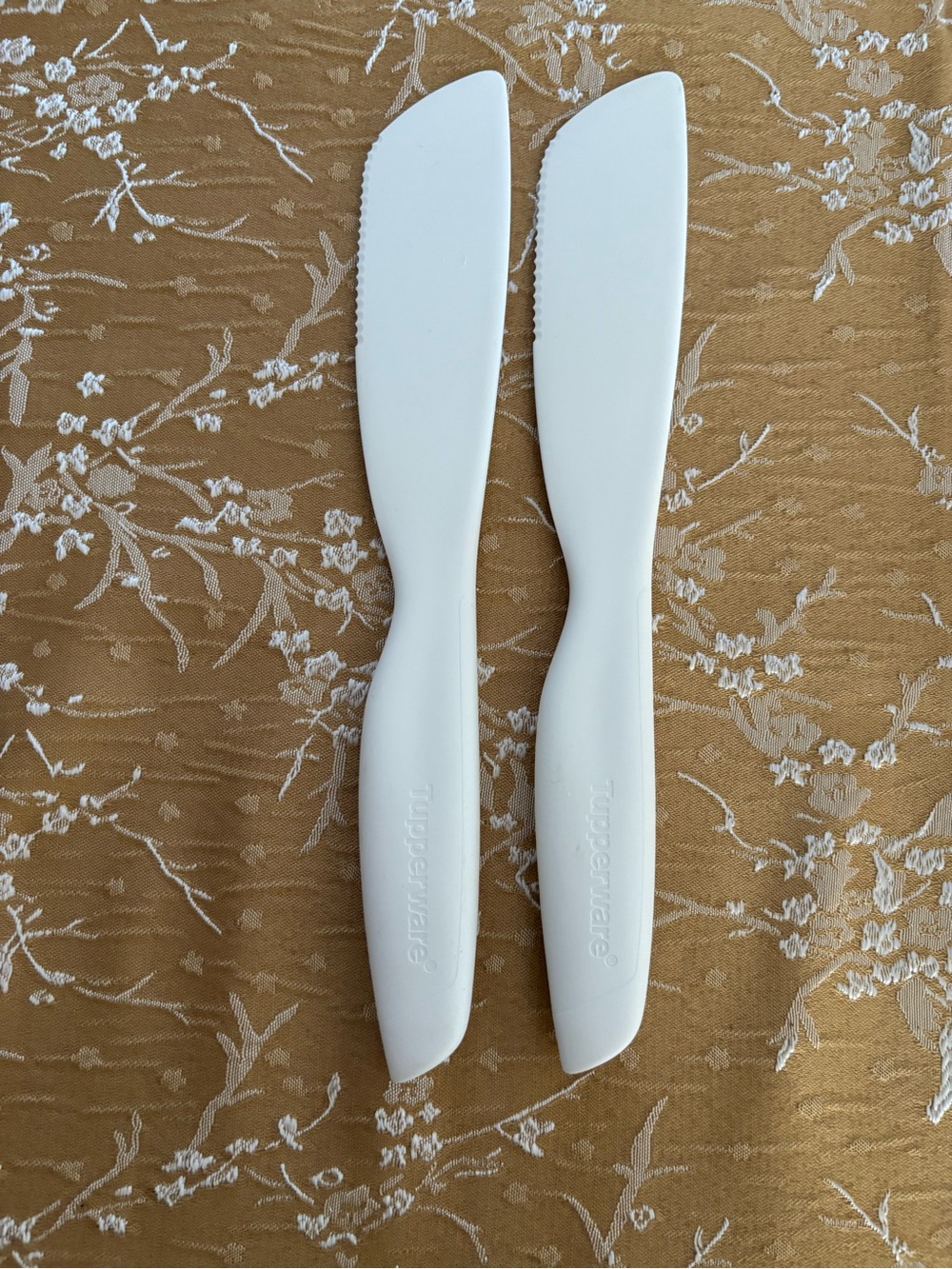 White Spread Tupperware Knife